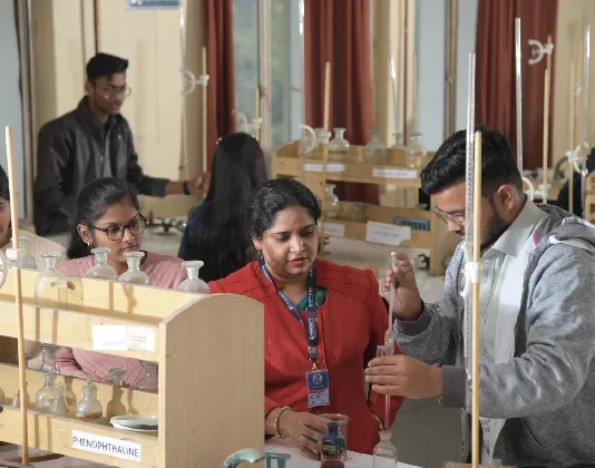 Students at top private D.Pharm colleges in Delhi NCR – pharmaceutical chemistry lab